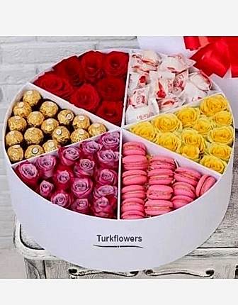 Sweet Roses & Treats Deluxe Box - Gift & Flowers
