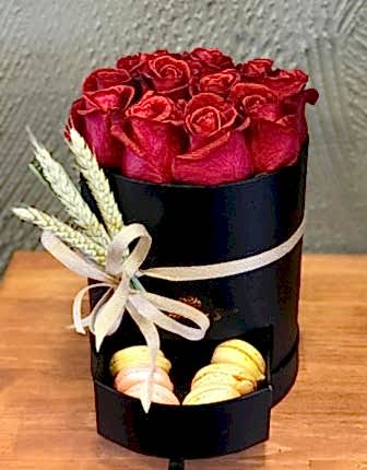 11 Red roses - Macaron - Congratulations Flowers